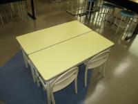 幼児さんには専用の机、椅子をご用意しています。