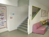 クラブキッズの２階に教室はあります。