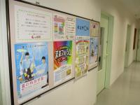 階段を上がって通路の左奥が教室です。