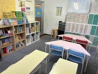 幼児さんの学習スペースです。絵本や教具も揃っています。