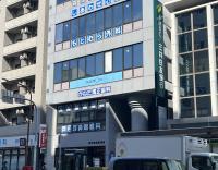 板宿駅南すぐ。郵便局の上、3Fです。エレベーターも完備。