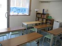 １F学習室（サブ的に使用する学習室です。鞄置き場があります）
