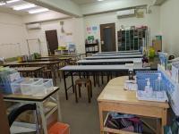 玄関から見た教室内です