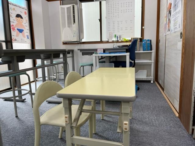 幼児さんの小さな机です。一人で座って学習を始めます♪