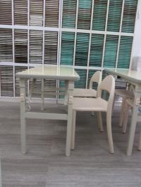 幼児用の机・イスも用意しています。