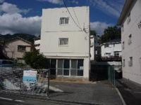 バス道に面しています。駐車スペースがあります。