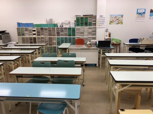 教室内は広く明るいです。幼児席や英語席なども設けています。