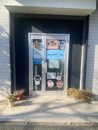 正面玄関です。網戸カーテンを設置していて時々換気のため、解放します。