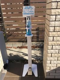入室前に手指アルコール消毒をしてもらっています。