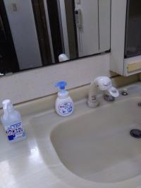 入室前の手洗い、消毒を実施しています。