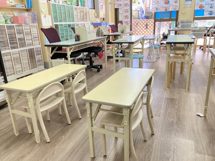 小さな生徒さんも床にしっかり足をつけて着席できるよう、幼児席を設置しています。