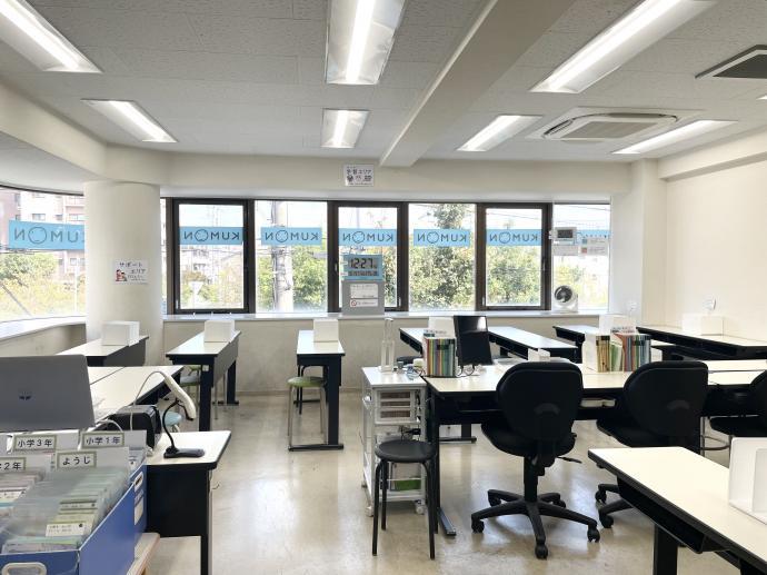 広い窓から都賀川と公園の緑が見え四季の変化も楽しめます。学習スペースも広々♪