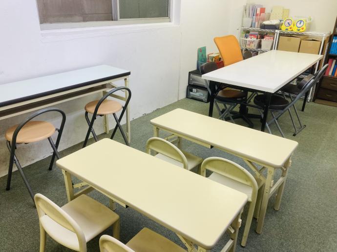 幼児学習室♪<br />
幼児用の机・椅子、背もたれのある椅子をご用意しています。<br />
