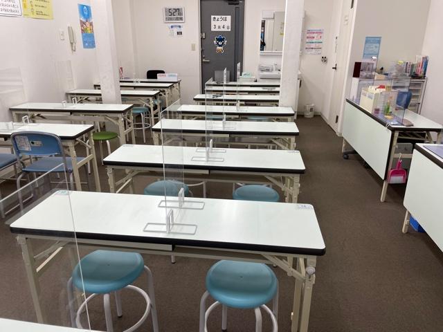 小学生以上のお子様の学習部屋。明るい空間に、22席ご用意しています。