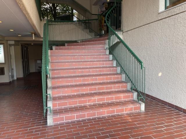 階段を上がった左手が教室です<br />
階段下に駐輪場もあります