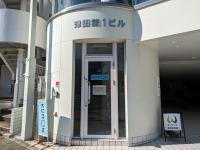 教室の入口です。こちらから３Fにお上がりください。<br />
エレベーターあり。
