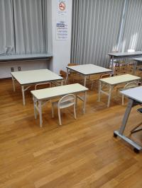 お子さんの様子に応じて、机を片付けてマットをひくことも可能です。