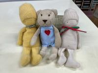 子どもたちの自学自習の応援隊！<br />
両側の手作り人形は、不動の人気を誇っています。