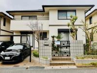 教室外観／玄関に入って右手がメインルームになります。<br />
駐車は２台まで可。