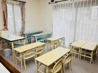 幼児・低学年専用コーナーです。<br />
学齢に合った机で対応いたします。<br />
