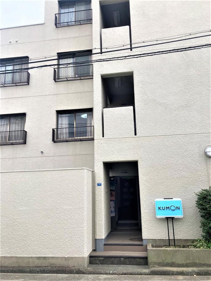 魚崎小学校の南側にあるマンションの１階です。目印はKUMON看板！