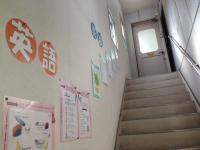階段の横には各教科の教材とポイントを掲示しています。