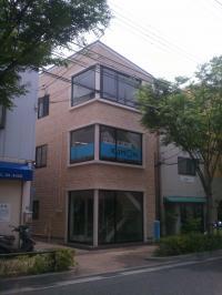 １階はかわいい雑貨屋さん。階段で２階へあがってきてね。