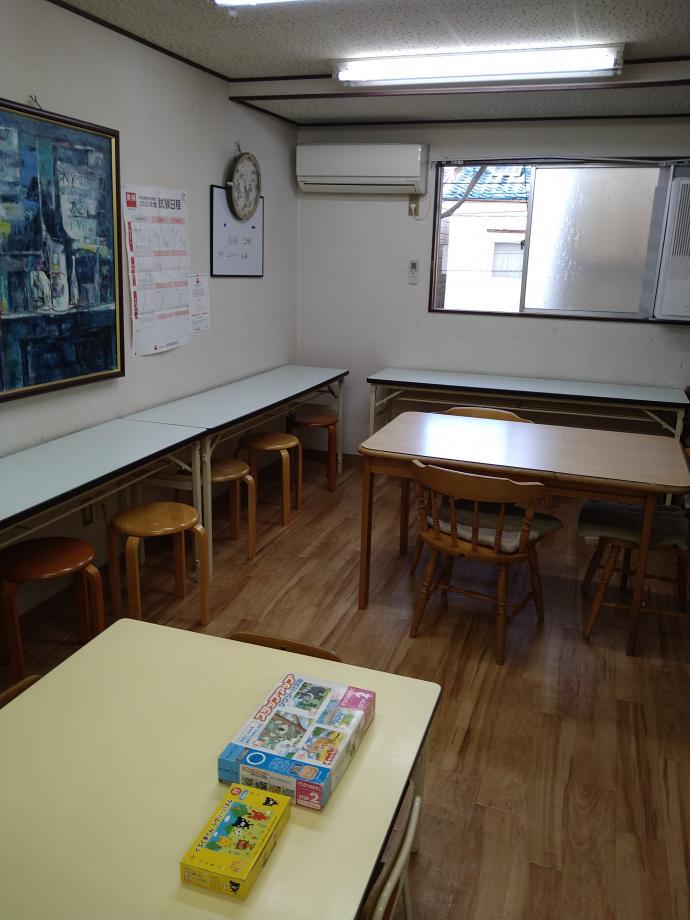 英語と幼児のお部屋です。小さいお子さん用の机やイスも完備しています。