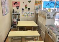 小さい椅子や机もご用意しています<br />
幼児さんたちはここで楽しく学習していますよ！