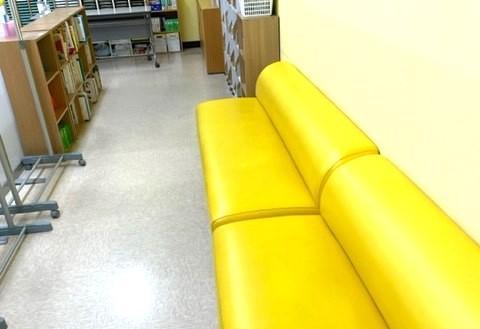 待合は黄色の大きなソファがあります