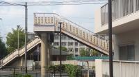 名和小学校南側の歩道橋を渡って