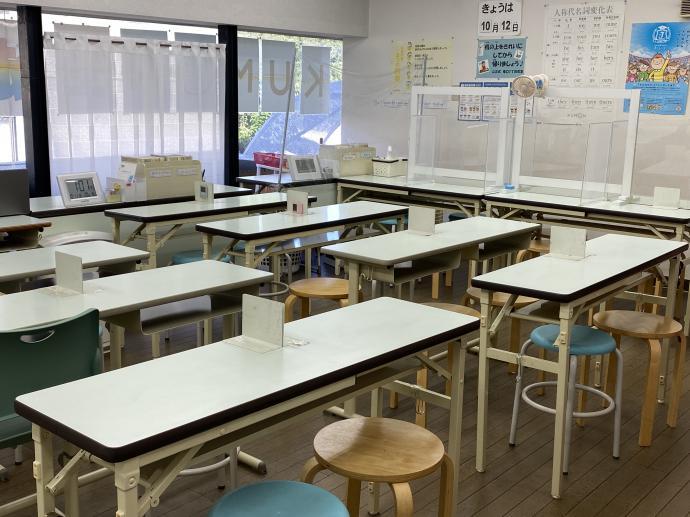 教室内は清潔で明るく学習しやすくなってります。<br />
英語席もあります！