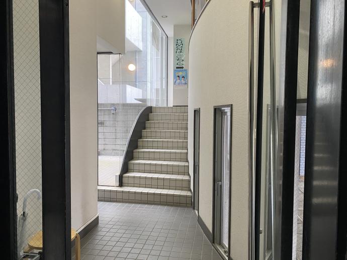 教室の入口は、明るい階段を登ってすぐ