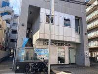 １階はかにえ整形外科さんです。近くに万代というスーパーがあります。