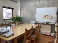 明るい待合室の広い机でベビークモンができます。