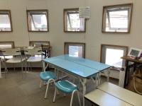 小さなお子さんも、安定した座席で学習できます。<br />
窓も多く、換気のよい教室です。
