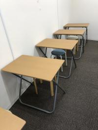 中高生の多い教室です。ゆったりと学習できる個人机を配置。