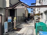 東側の駐輪場の入り口からお入りください。教室前に駐輪OKです！