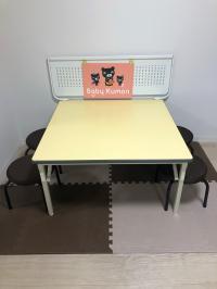 幼児さんも座れる低い座席とやわらかいシートを敷いています。