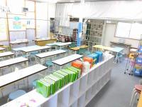 明るく、視界を遮るものの少ない広々とした教室です♪<br />
