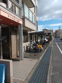 建物前の駐輪場をご利用いただけます。ベビーカーは室内に置いていただけます。
