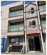 西宮市中央運動公園横、川沿いに立地、R171からくもんの旗が見えます。<br />