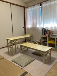 お子さまの成長に合わせて、専用の机といすをご用意しています。