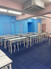 広々とした教室。<br />
床が絨毯になっているので安心です。