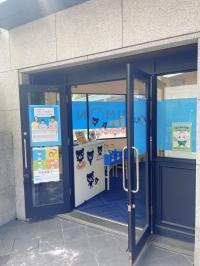 岩ヶ平バス停目の前<br />
太陽が差し込む明るい教室です。