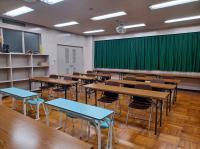 教室内。青色の机は低学年用です。