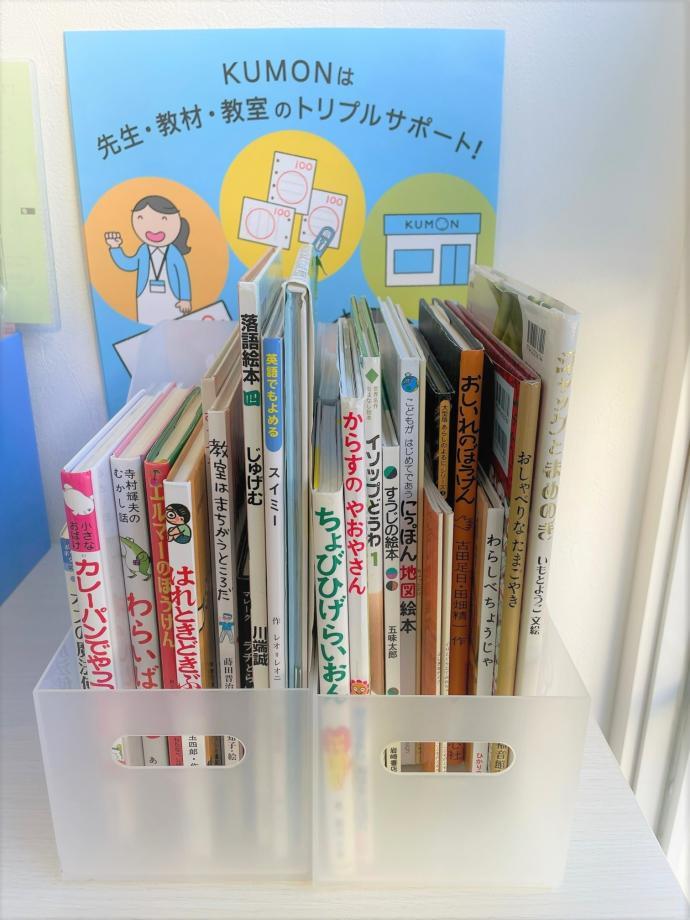 国語教材に登場する「すいせん図書」を中心に図書コーナーを設けております。