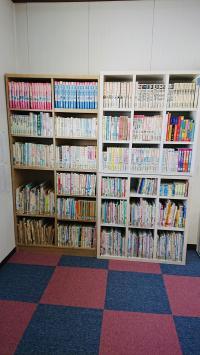 待合室には本がたくさんあります。