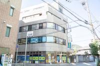 ビルの2階です。<br />
エレベーターもあります。