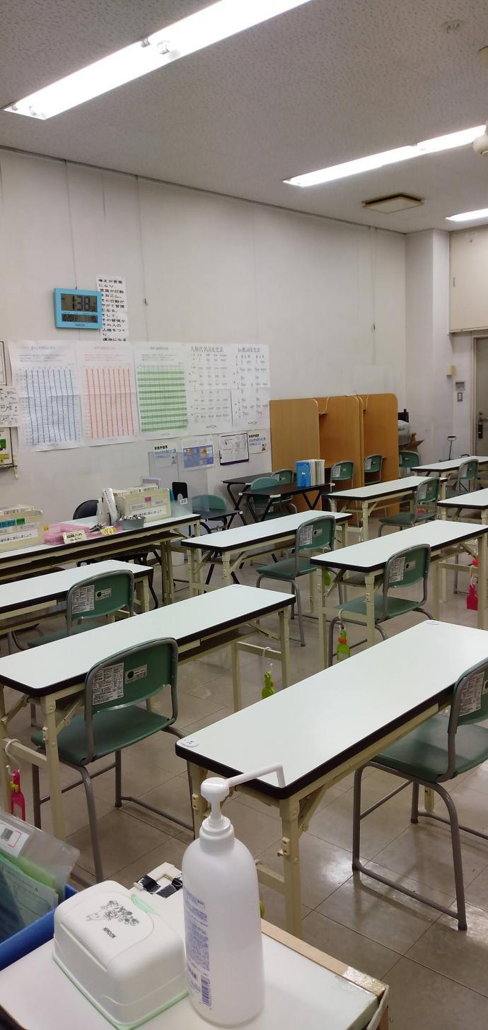 教室正面には、スタッフの採点席があり、採点や英語の音読確認をしています。